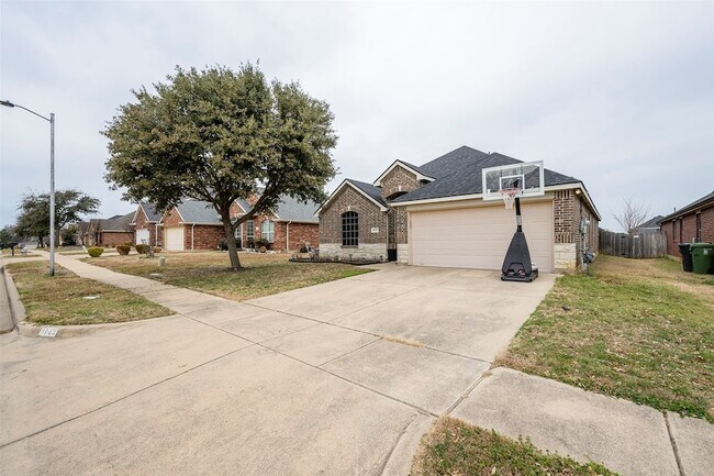 Foto del edificio - 8143 Guadalupe Rd