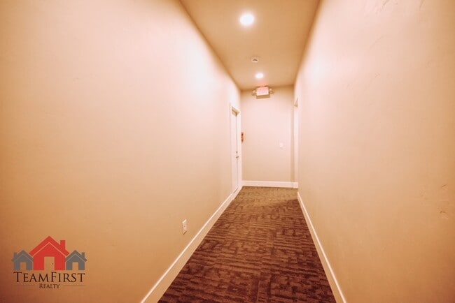 Building Photo - 205 N Maple St