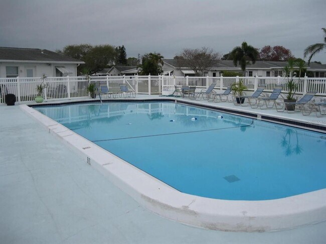 Foto del edificio - 9911 Dahlia St