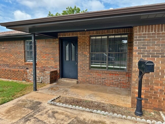Building Photo - Charming 3 Bed, 1.5 Bath Home In Universit...