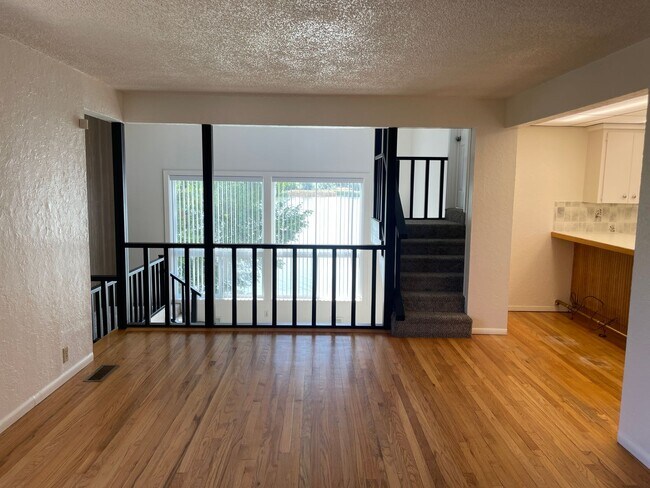 Building Photo - 2BR 1BA Duplex On Lake!!