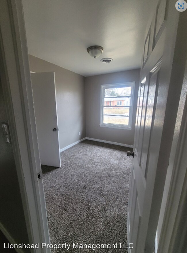 Building Photo - 4 br, 1.5 bath House - 3000 SW 37th St.