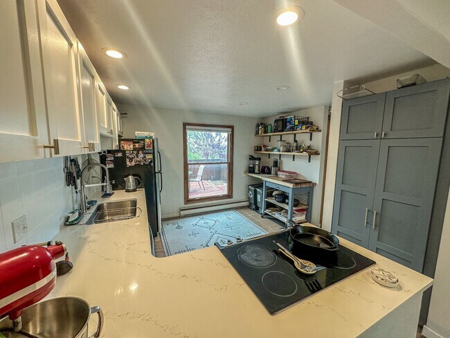 Building Photo - Beautiful & Large 4-Bd 2.5-Ba, in Boulders...