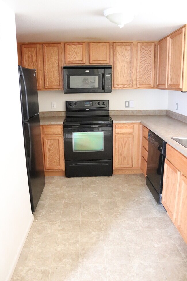 Foto del edificio - Westside Twin Home w/Unfinished Basement