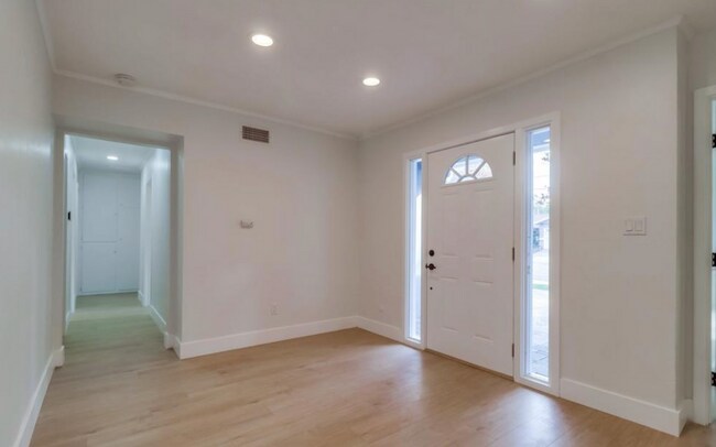 Foto del edificio - Beautiful upgraded home walking distance to SDSU