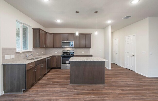 Foto del edificio - Move-In Ready 4-Bedroom Home with Ideal Lo...