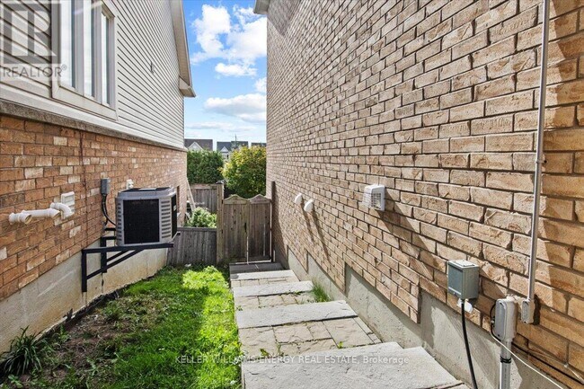Building Photo - 213 Glenabbey Dr