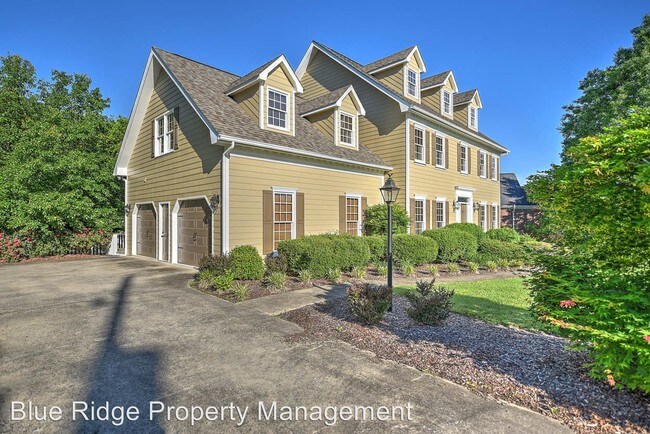 Building Photo - 1004 Sussex Dr