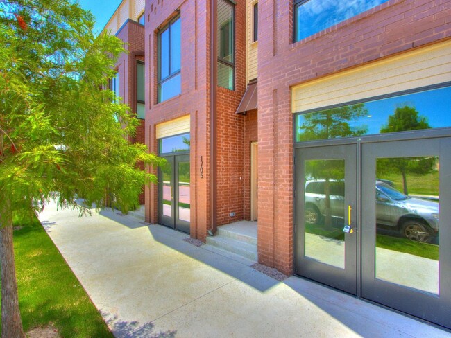 Foto del edificio - Incredible Wheeler District Townhome