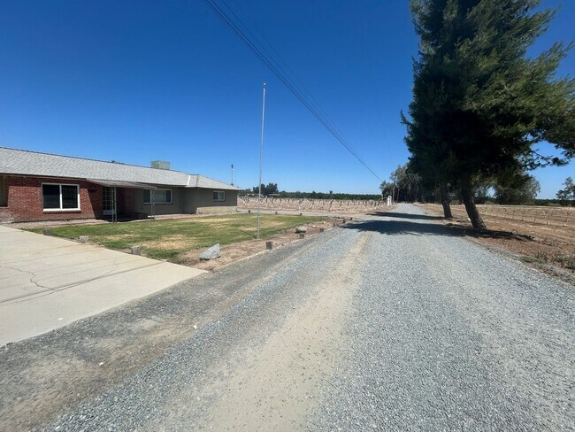 Foto del edificio - Country living and space!