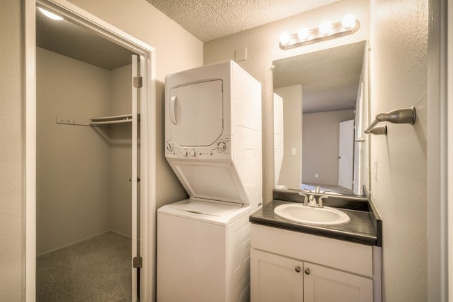 Building Photo - Ravello Apartments