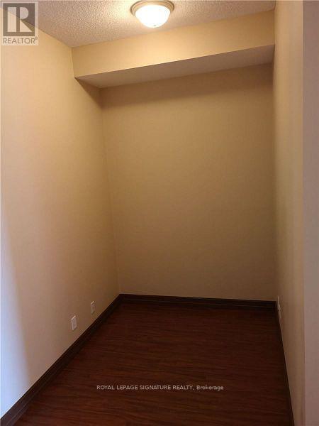 Photo du bâtiment - 220-3220 Burnhamthorpe Rd W