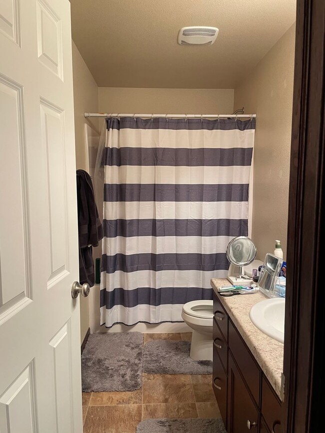 Building Photo - Spacious 2 Bedroom Twinhome SORRY NO PETS!!
