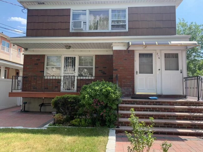 Foto del edificio - 216 Garretson Ave