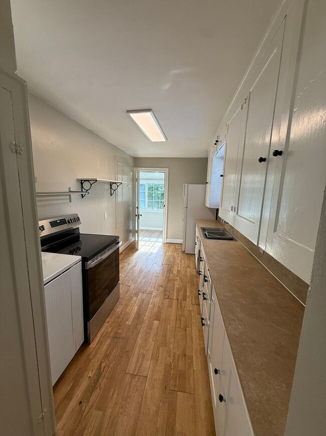 Building Photo - Charming Vintage Home in the Desirable Cam...