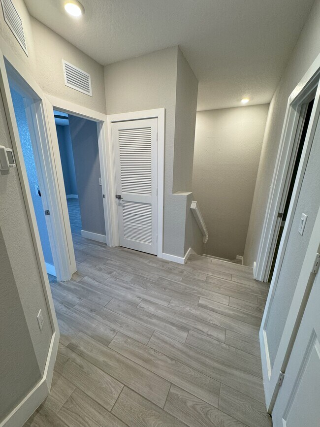 entrada a las habitaciones - 1763 SE 8th Pl