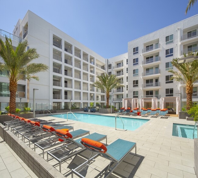 The Q Topanga Apartments in Woodland Hills, CA