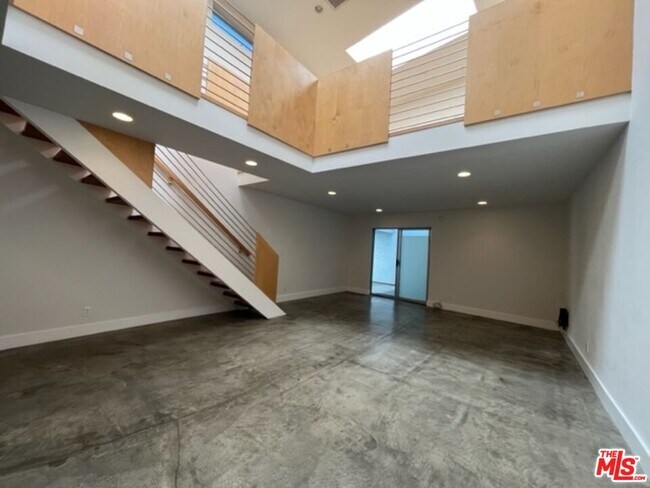 Building Photo - 553 Rose Ave