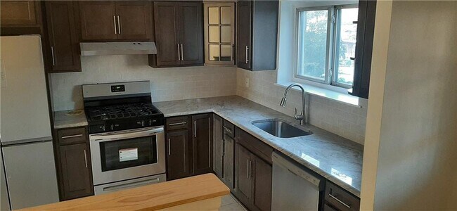 Building Photo - 1072 Barbey St