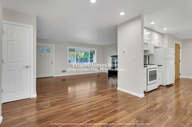 Foto del edificio - Walking Distance To Nike - Updated Three Bedroom Single Level!