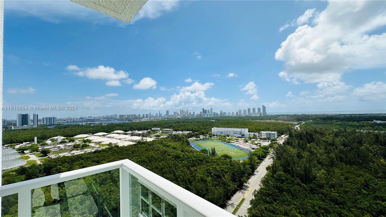 Foto del edificio - 15051 Royal Oaks Ln