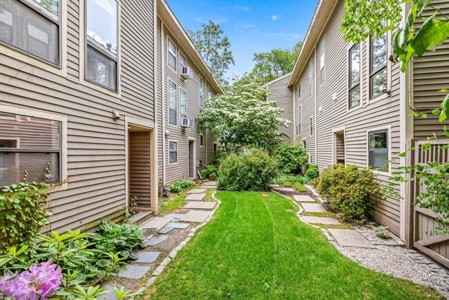 Building Photo - 18 Bay St