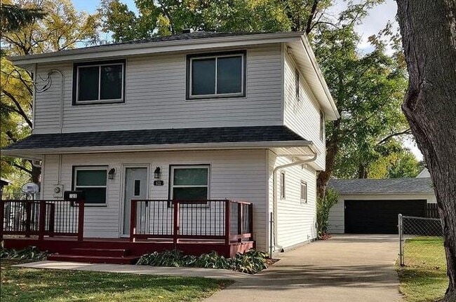 Building Photo - 621 E Granger Ave