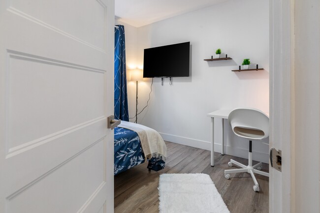 Building Photo - Deluxe Room - Décarie (Males Only)