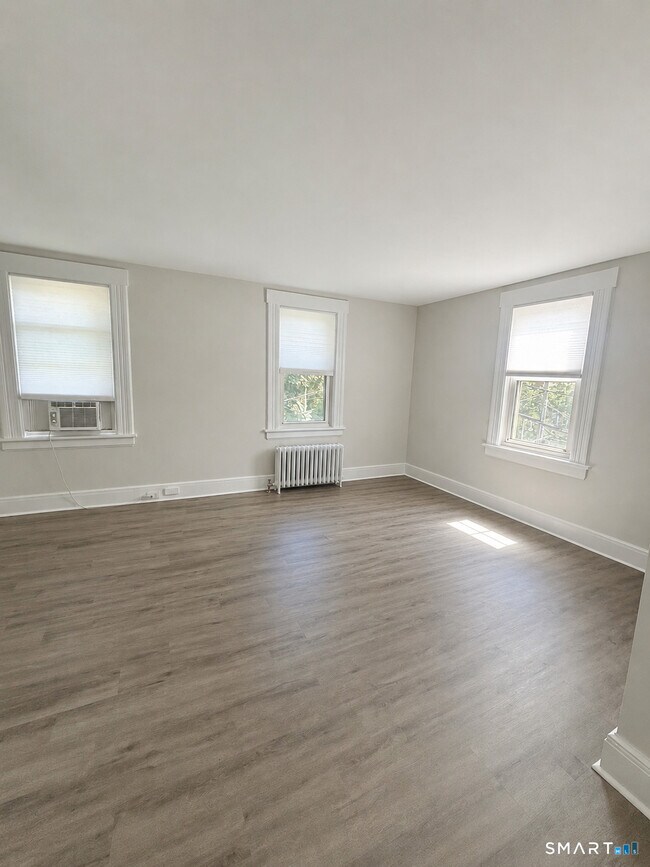 Foto del edificio - 243 Glenville Rd
