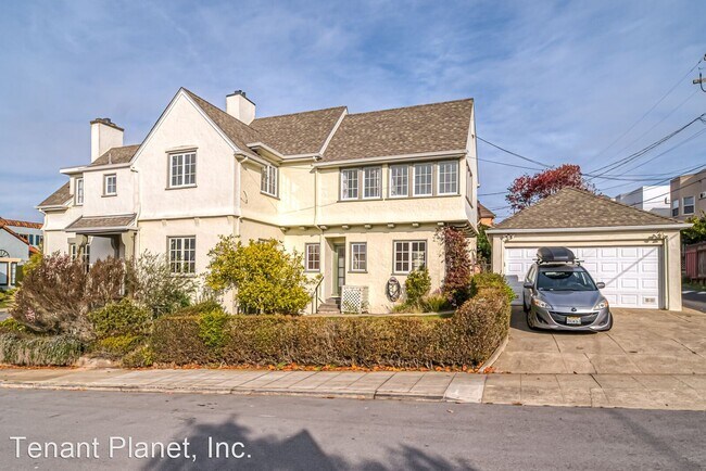 Building Photo - 4 br, 3.5 bath House - 650 Upland Dr