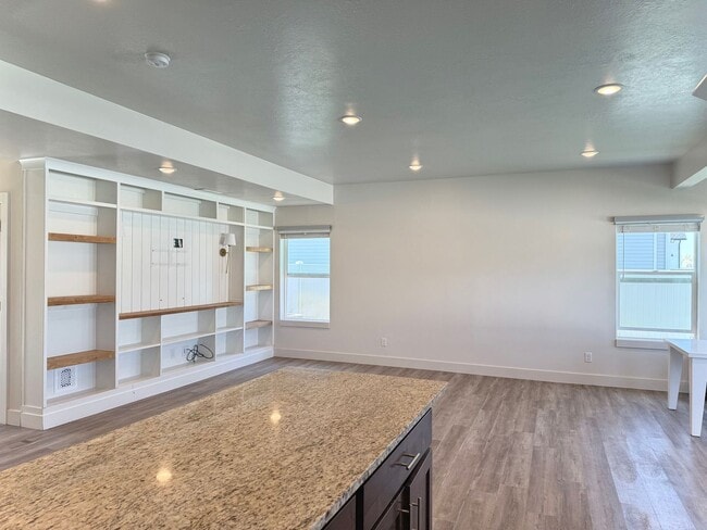 Building Photo - 4 bedroom 2.5 bath Plain City House