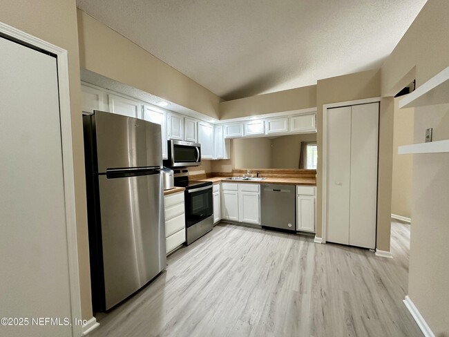 Building Photo - 8828 Townsquare Dr S
