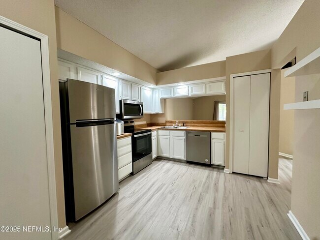 Foto del edificio - 8828 Townsquare Dr S