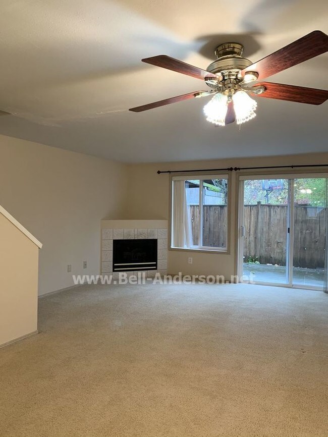 Building Photo - 2 Bedroom 2.5 Bath Condo in Downtown Kent