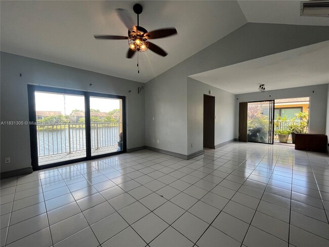 Foto del edificio - 450 NW 214th St