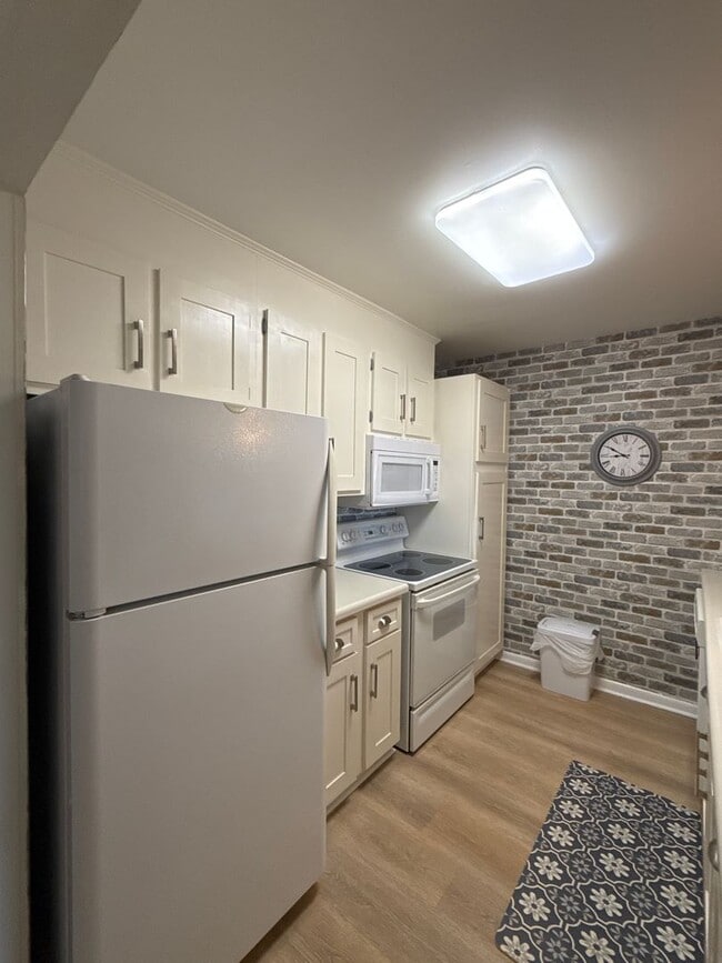 Building Photo - Furnished Condo in Myers Park!