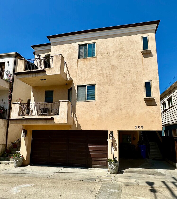 Primary Photo - 209 Crest Dr