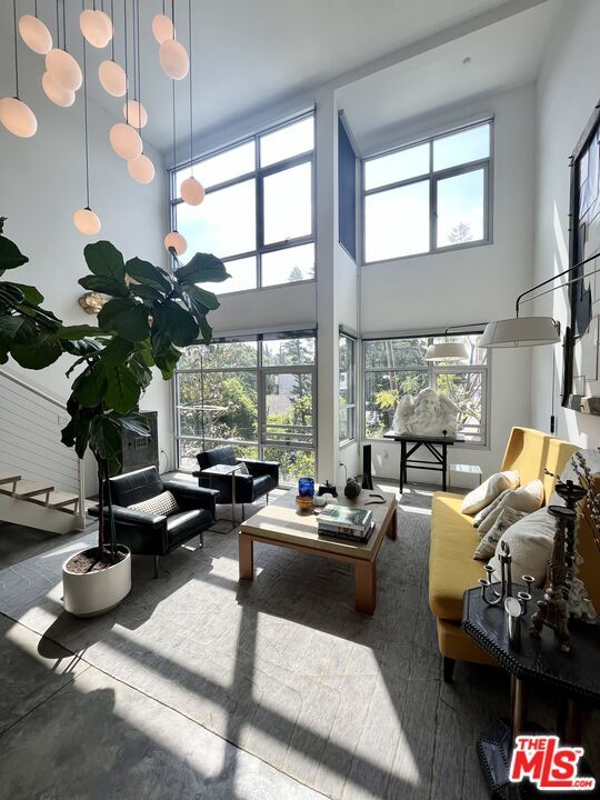 Primary Photo - 4111 W Sunset Blvd