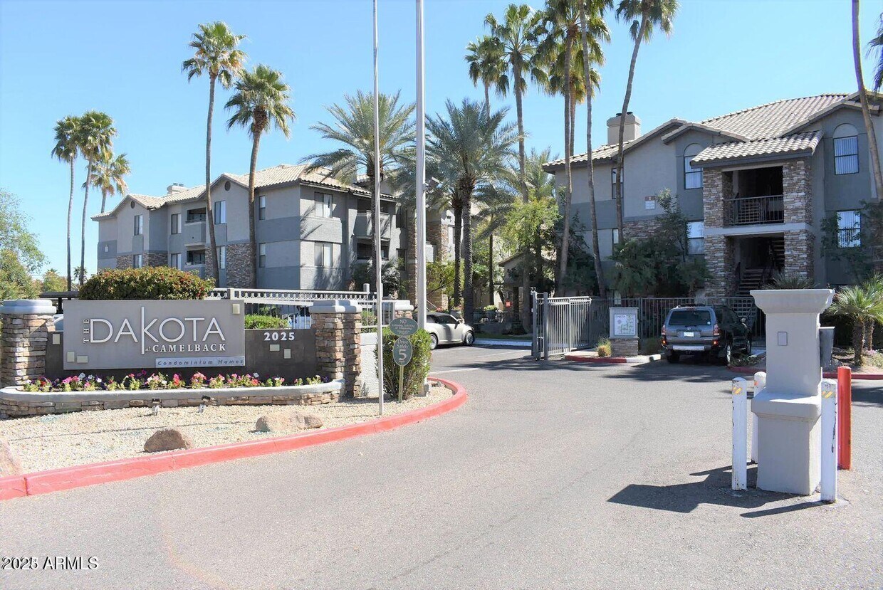 Primary Photo - 2025 E Campbell Ave