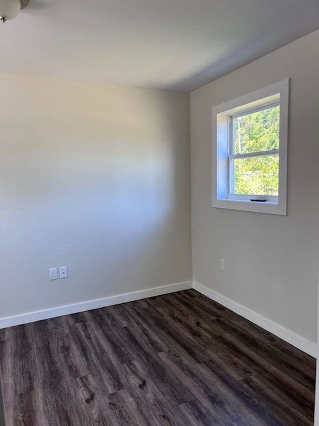 Building Photo - FREE 1 MONTH RENT!! Beautifully remodeled and completed 1 bedroom