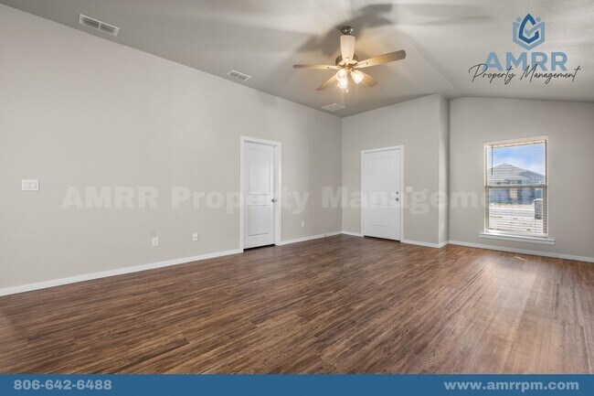 Foto del edificio - 3 Bedroom For Summer Pre-Lease!