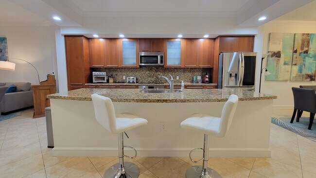 Building Photo - Luxury Apartment Right On The Beach In Lau...