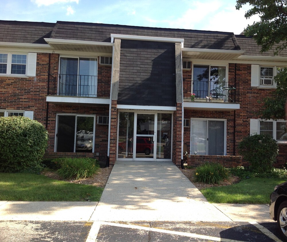 2411 Ogden Ave, Downers Grove, IL 60515 Condo for Rent in Downers