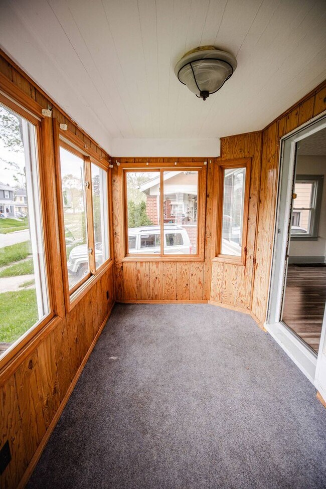 Foto del edificio - Very Spacious Four Bedroom Home For Rent!