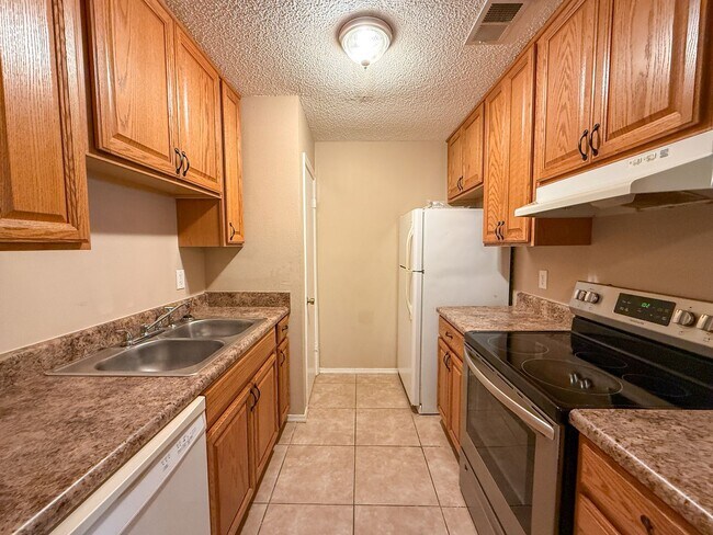 Foto del edificio - 2 Bedroom 1 Bath Unit for Rent - Water, Tr...