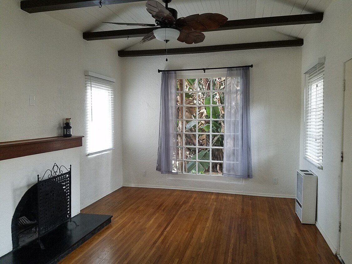 Sala de estar - 4017 La Salle Ave