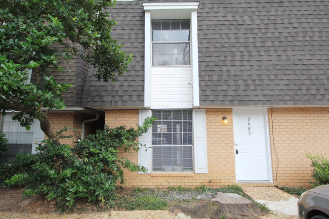 Building Photo - 2 bedroom 1.5 bathroom townhome convention...