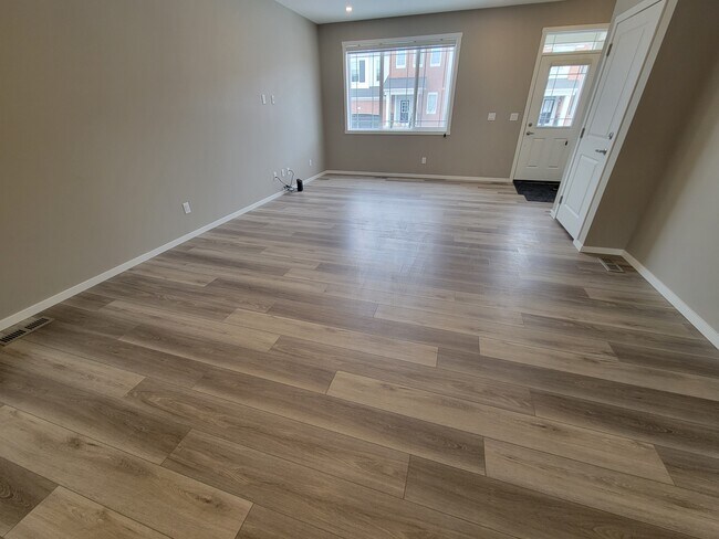 Photo du bâtiment - 20821-2019A 19A Ave NW