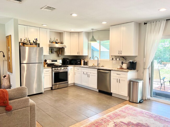 Building Photo - 115 Addax Dr