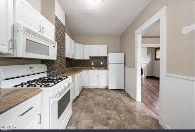 Foto del edificio - 2 br, 1 bath Triplex - 1235 Donald Avenue ...